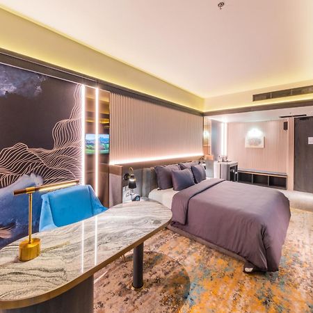 The All - Suite Pentacity Hotel Balikpapan Exterior photo