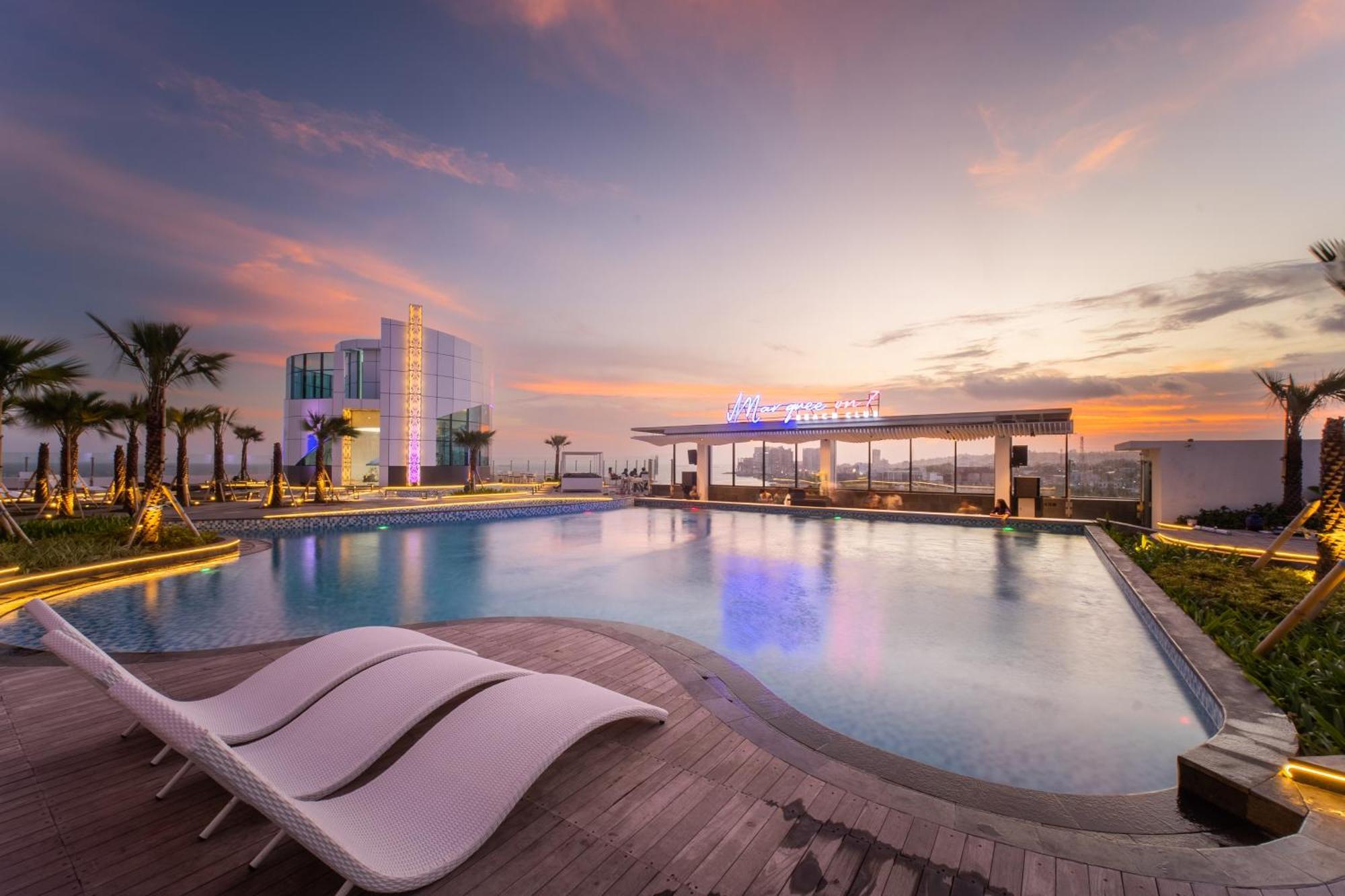 The All - Suite Pentacity Hotel Balikpapan Exterior photo