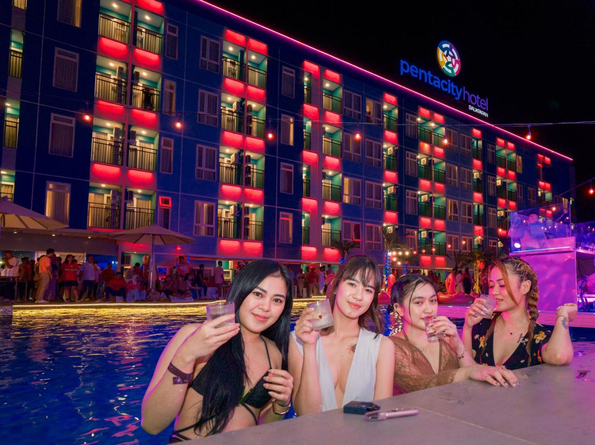 The All - Suite Pentacity Hotel Balikpapan Exterior photo